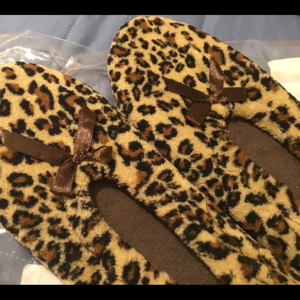 NWOT Secret Treasures Leopard Print Ladies Slippers!